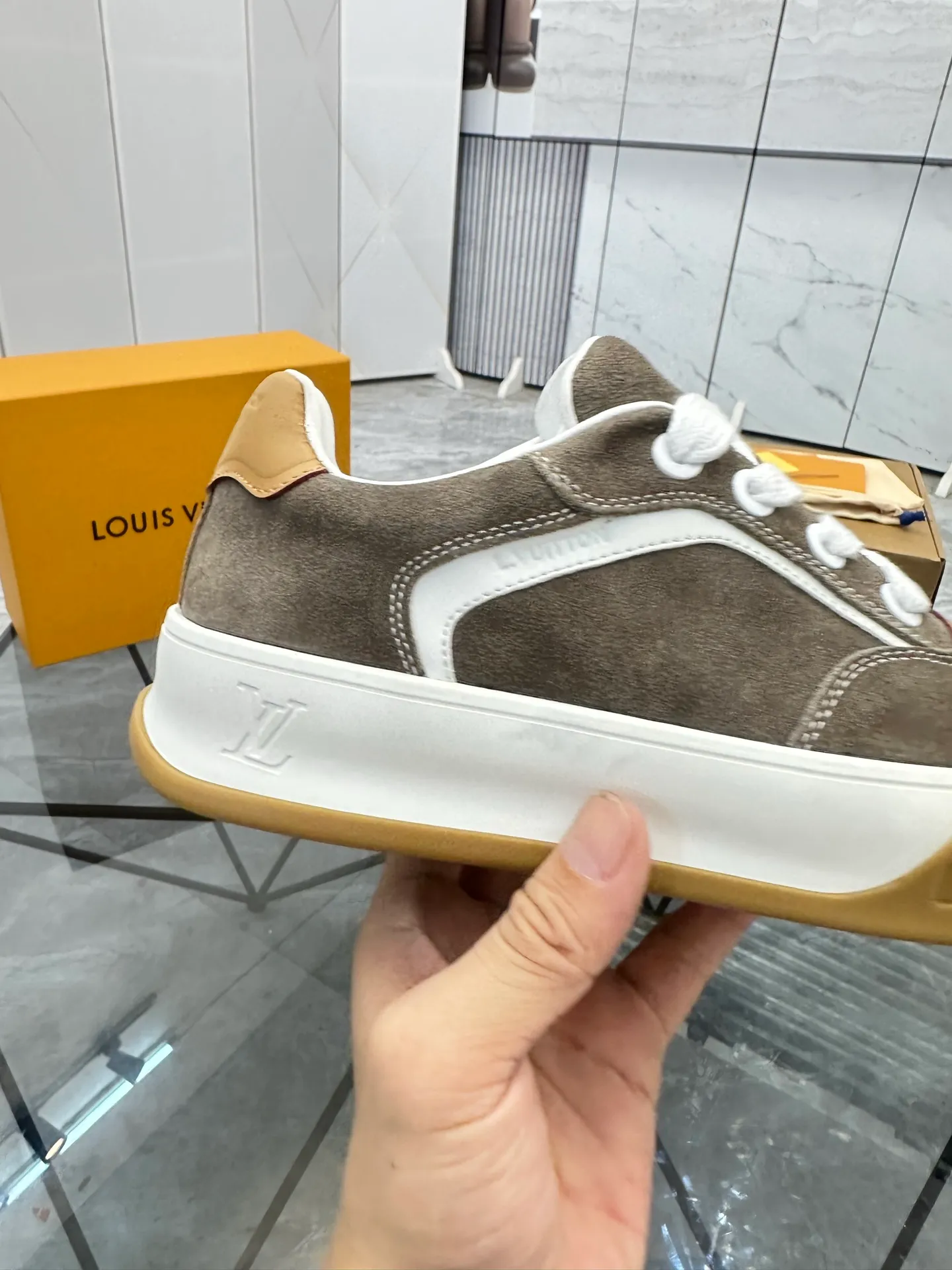 Men's shoes for sale 💰: 💰P660¥ Top quality Comes with airplane case Product trademark: LV* "Louis Vuitton*" low-top casual shoes Regular size: 35-44 (can be customized to 45) Couple style Product materials: imported nubuck leather upper, sheepskin lining, original outsole. Number: 819